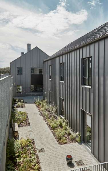 Ein mit Stahl verkleidetes und geschütztes Demenzpflegeheim, DemensCentrum Aarhus – Skovvang, Skovvangsvej 97–99, 8200 Aarhus, Dänemark